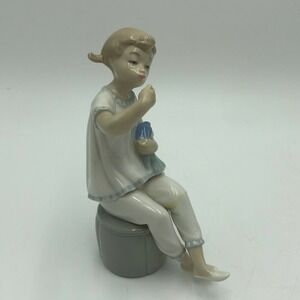 Lladro Figurine 1083 "GIRL WITH DOLL & LIPSTICK" NO Box Retired 1985 DEFECT